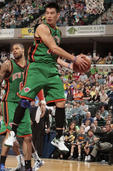 New York Knicks v Indiana Pacers 美国时间2012年3月17日的比赛中,纽约尼克斯队VS步行者的比赛中,尼克斯队的球衣颜色